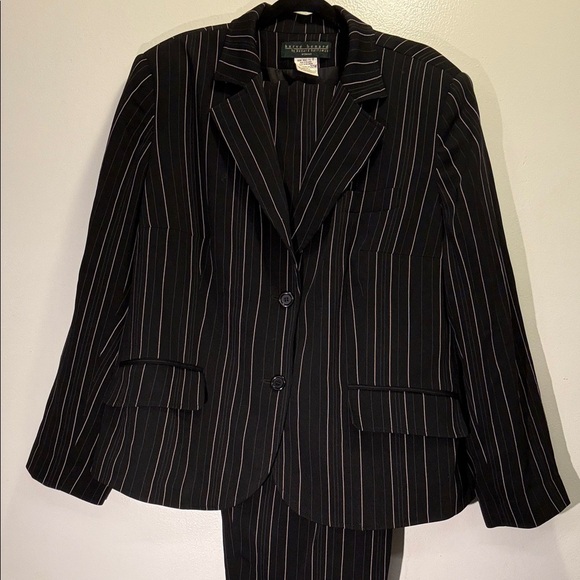 Harve Bernard Black Pinstripe Womens Suit - Picture 1 of 8